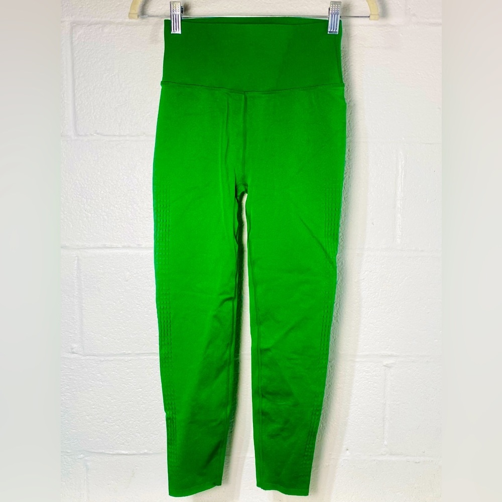 Fabletics High-Waisted Sculptknit® Dot 7/8 legging Size: M Color: KAITOKE GREEN